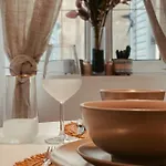 Isabella Suites: An Old Venetian Apartman *